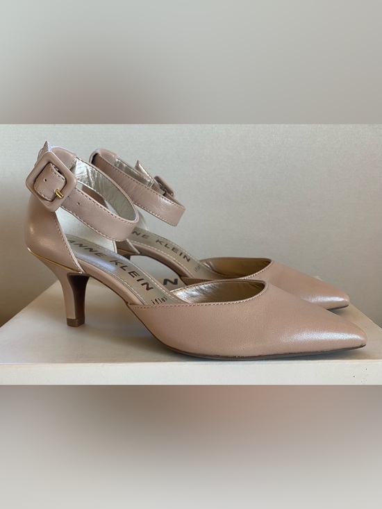 Anne Klein Shoes - Anne Klein leather tan beige kitten heel pumps women’s size 7 NEW